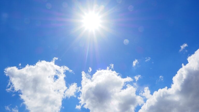 ¡Calor en toda la isla! Meteorología advierte sobre altas temperaturas, lluvias y oleaje peligroso