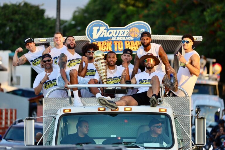 Bayamón celebra el «back to back» de los Vaqueros con caravana por el pueblo