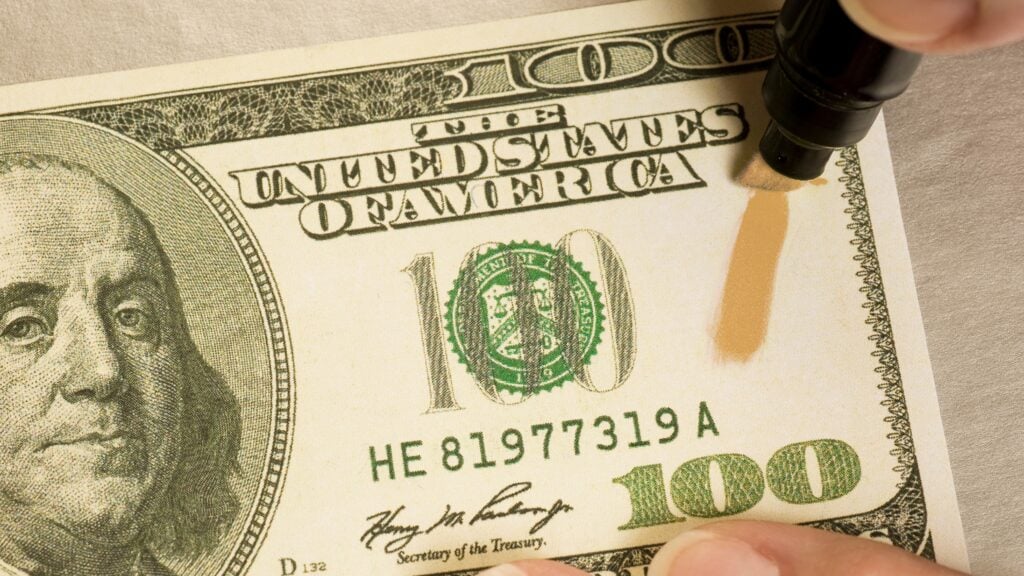 ¿Te pagarían con dinero falso y lo notarías? Estas señales pueden ayudarte.