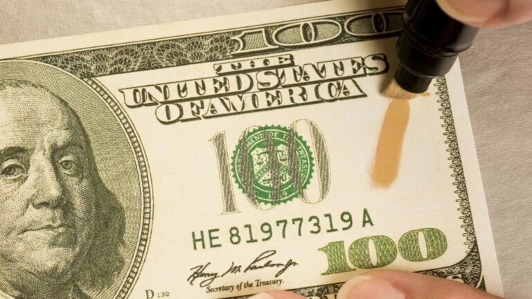 ¿Te pagarían con dinero falso y lo notarías? Estas señales pueden ayudarte.