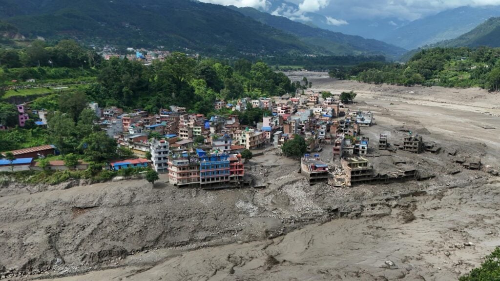Inundaciones arrasan comunidades enteras entre Nepal y el Tíbet