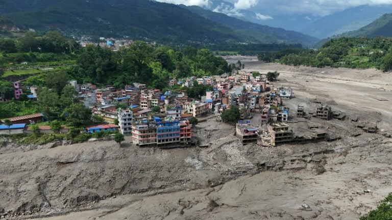 Inundaciones arrasan comunidades enteras entre Nepal y el Tíbet