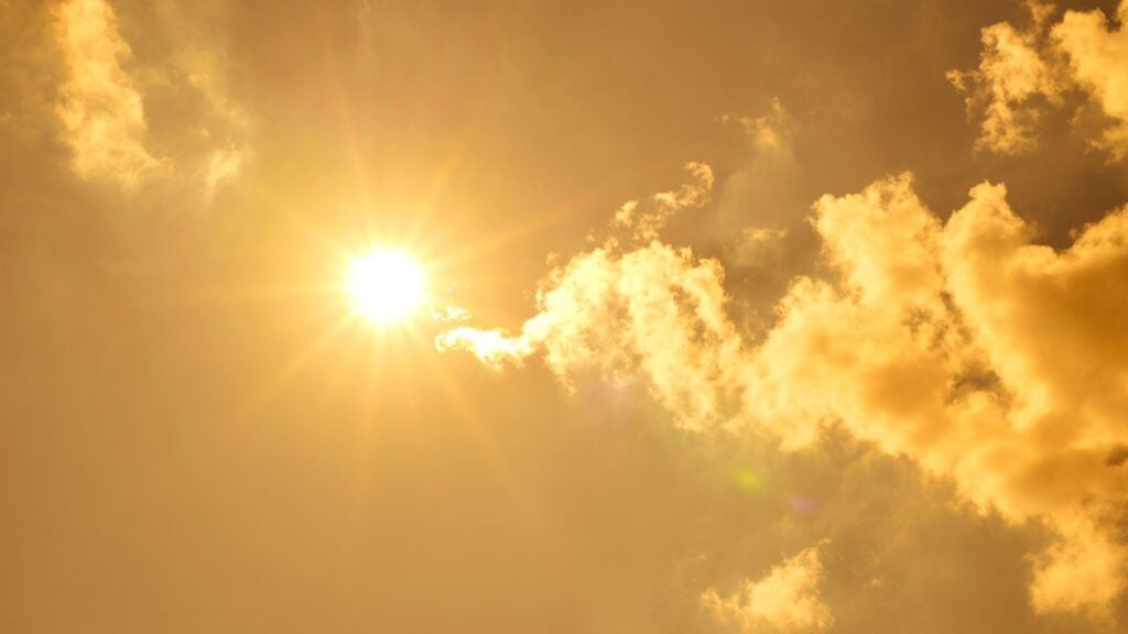 ¡Calor en la mañana y fuertes lluvias en la tarde! Así estará el tiempo este lunes