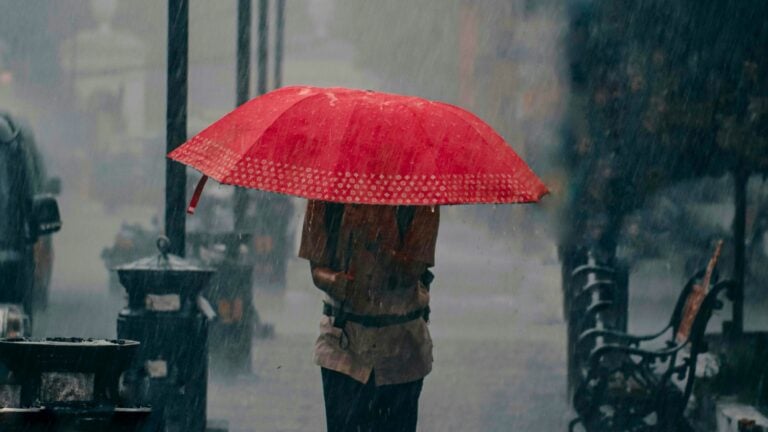 Dos ondas tropicales aumentarán las lluvias y tronadas entre hoy y mañana