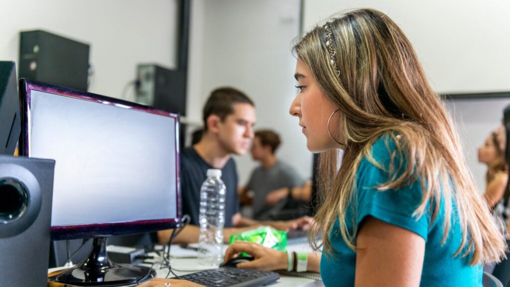 Más de 500 estudiantes participan en lanzamiento de nuevo curso de Ciencia de la Computación