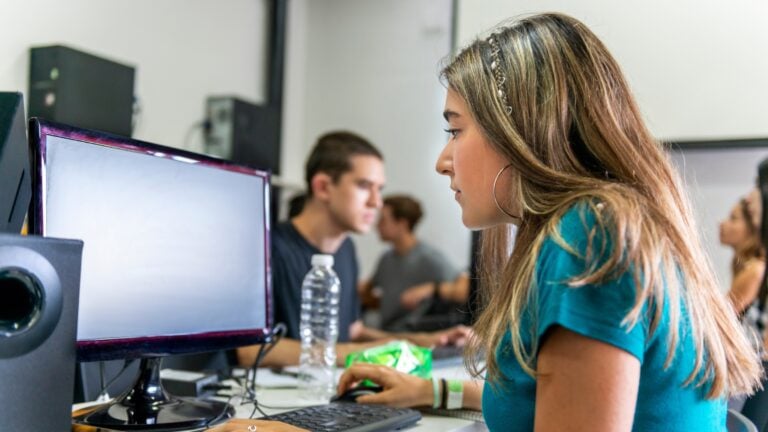 Más de 500 estudiantes participan en lanzamiento de nuevo curso de Ciencia de la Computación