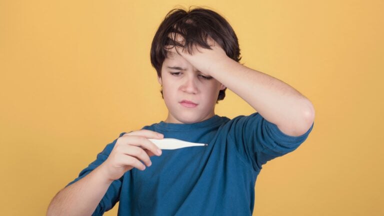 ¿Tu hijo tiene fiebre o malestar? Educación pide mantenerlo en casa