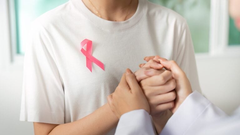 ¿Estás en tratamiento de cáncer de seno? Conoce estas ayudas para tu hogar