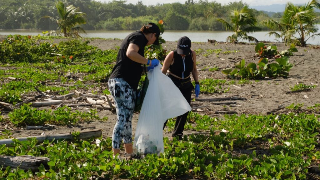 Más de 100 voluntarios sacan 3,000 libras de basura de Guajataca