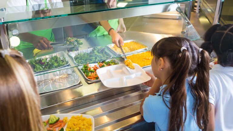 Empleados de comedores escolares denuncian escasez de alimentos y compras de su propio bolsillo