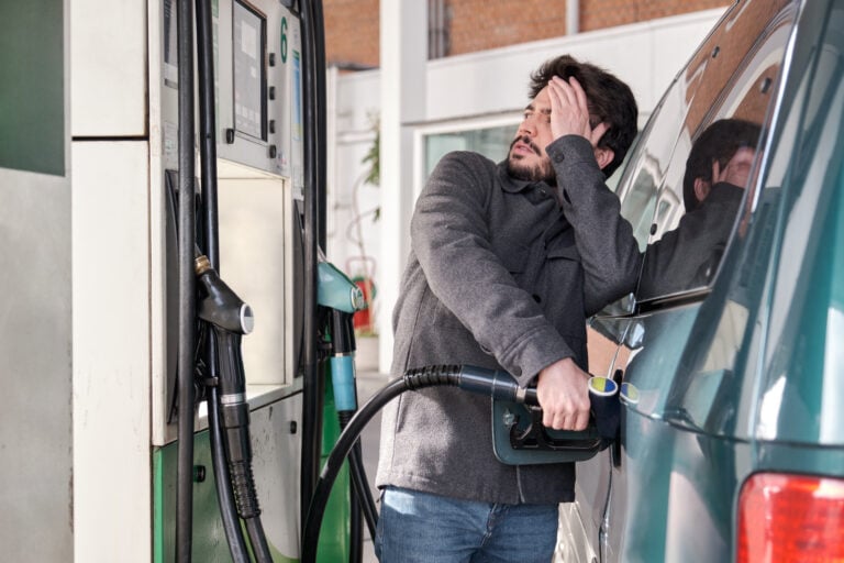 La gasolina no da tregua: sube otra vez y así te está pegando en el bolsillo
