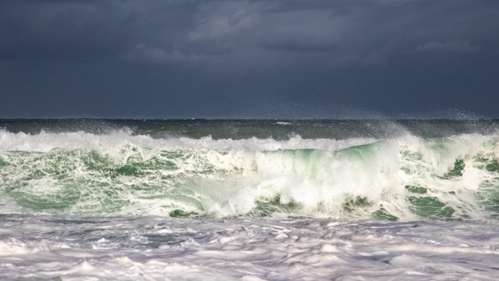¡Precaución en las playas! Olas de hasta 12 pies y corrientes peligrosas afectan a Puerto Rico