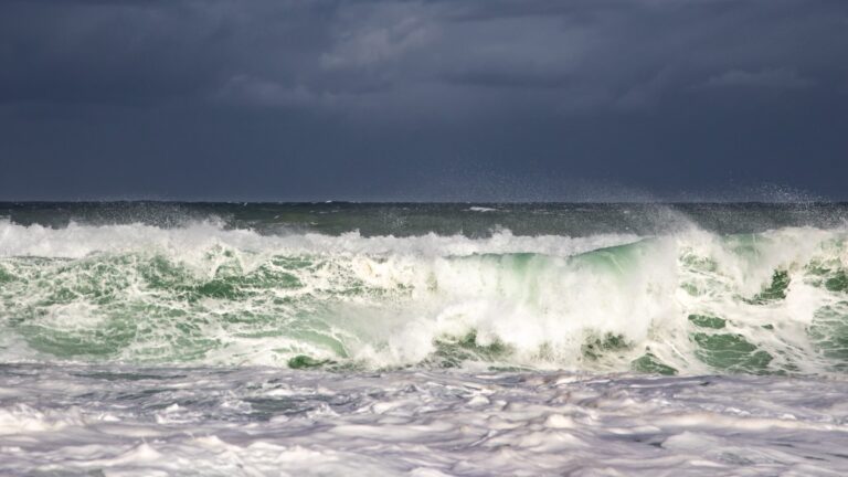 ¡Precaución en las playas! Olas de hasta 12 pies y corrientes peligrosas afectan a Puerto Rico